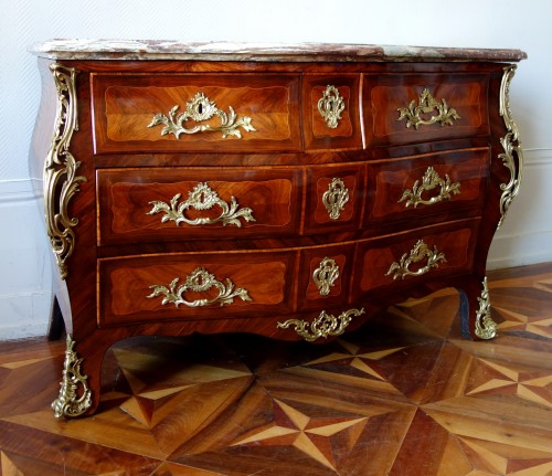 Commode tombeau Louis XV en marqueterie - estampille Lardin - Mobilier Style Louis XV