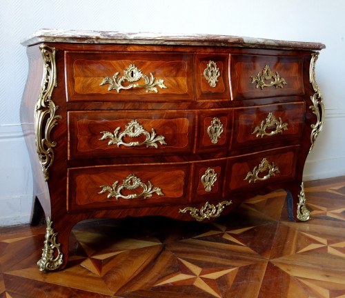 Mobilier Commode - Commode tombeau Louis XV en marqueterie - estampille Lardin