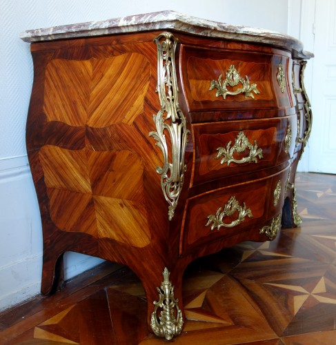 Commode tombeau Louis XV en marqueterie - estampille Lardin - GSLR Antiques