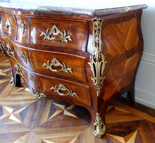 XVIIIe siècle - Commode tombeau Louis XV en marqueterie - estampille Lardin