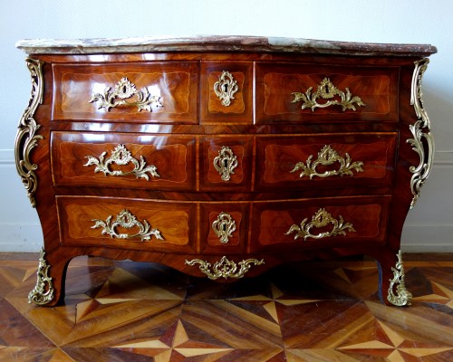 Commode tombeau Louis XV en marqueterie - estampille Lardin - Louis XV