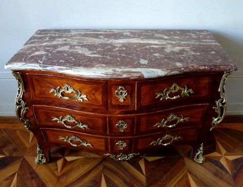 Louis XV - Commode tombeau Louis XV en marqueterie - estampille Lardin