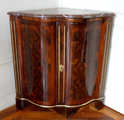 Mobilier Encoignure - Encoignure Louis XV en bois de violette estampille de Jean Mathieu Chevallier