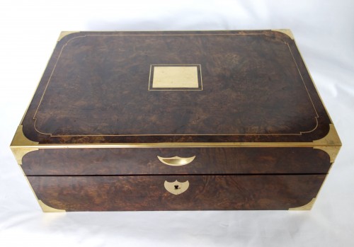 Argenterie et Arts de la table  - Nécessaire de voyage d'officier en noyer, cristal et argent, époque Restauration