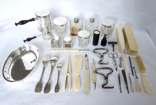 Antiquités - Nécessaire de voyage d'officier en noyer, cristal et argent, époque Restauration