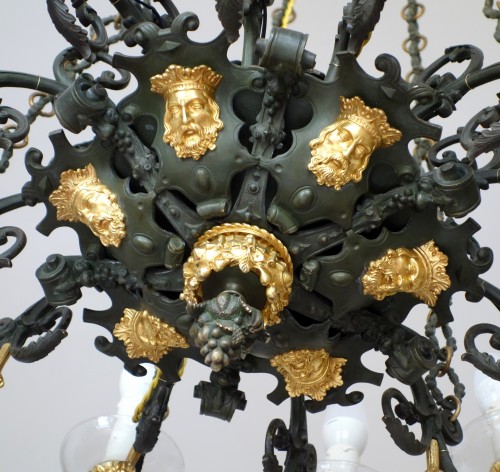 Antiquités - Lustre à 12 feux en bronze doré et patiné vers 1830