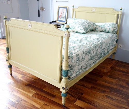 Antiquités - Lacquered wood bed from the Directoire period