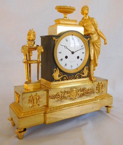 Horlogerie Pendule - Pendule Empire en bronze doré signée de Ravrio