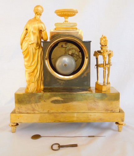 Pendule Empire en bronze doré signée de Ravrio - GSLR Antiques