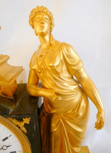 Empire - Pendule Empire en bronze doré signée de Ravrio