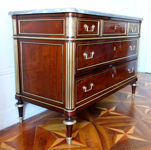 Commode fin 18e siècle, circa 1790-1800 en plaquage d'acajou moucheté - GSLR Antiques