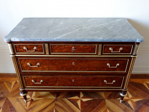 XVIIIe siècle - Commode fin 18e siècle, circa 1790-1800 en plaquage d'acajou moucheté