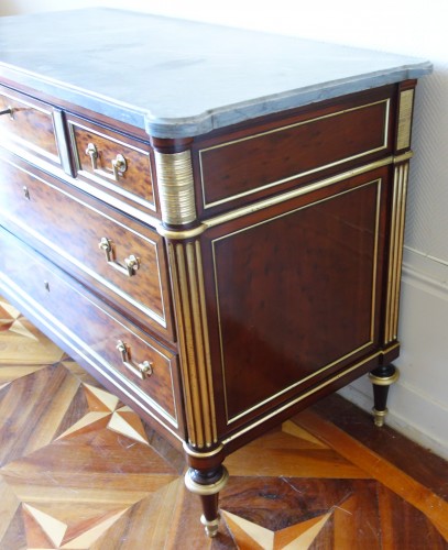 Commode fin 18e siècle, circa 1790-1800 en plaquage d'acajou moucheté - Directoire