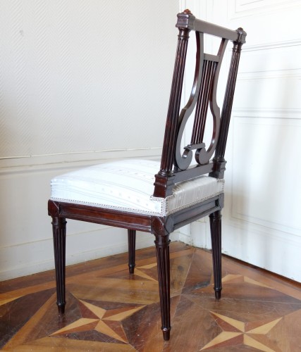 18th century - Delaisement : pair of mahogany Louis XVI chairs, lyra-shaped backrest - sta