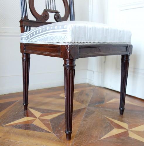 Louis XVI - Delaisement : pair of mahogany Louis XVI chairs, lyra-shaped backrest - sta