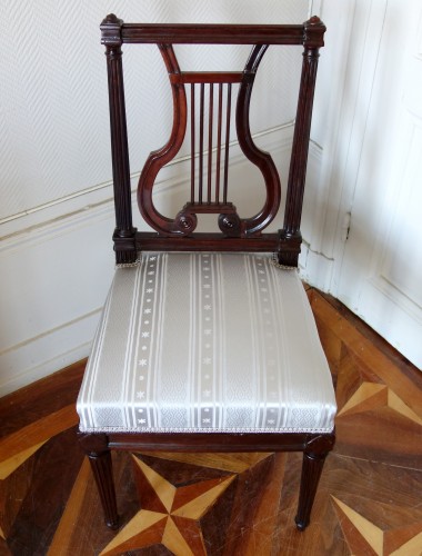 Antiquités - Delaisement : pair of mahogany Louis XVI chairs, lyra-shaped backrest - sta