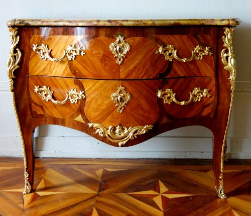 Commode Louis XV en marqueterie estampillé de Antoine Mathieu Criaerd - Mobilier Style Louis XV