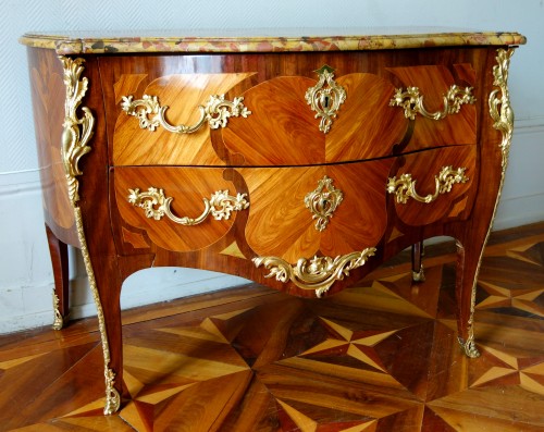 Mobilier Commode - Commode Louis XV en marqueterie estampillé de Antoine Mathieu Criaerd