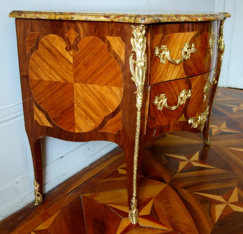 XVIIIe siècle - Commode Louis XV en marqueterie estampillé de Antoine Mathieu Criaerd