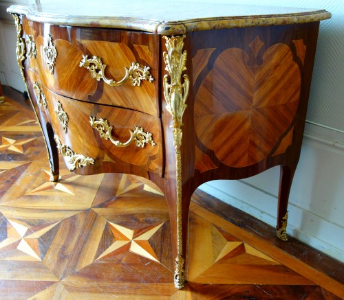 Commode Louis XV en marqueterie estampillé de Antoine Mathieu Criaerd - Louis XV