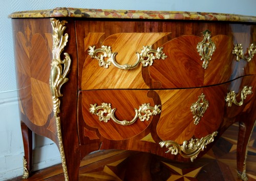 Louis XV - Commode Louis XV en marqueterie estampillé de Antoine Mathieu Criaerd