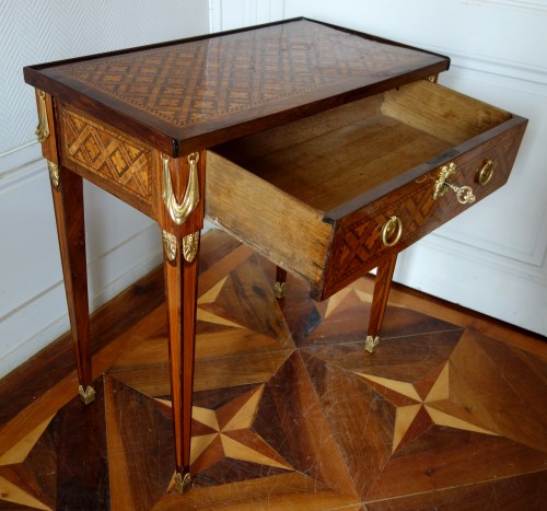 Table de salon Louis XVI en marqueterie à la Reine - GSLR Antiques