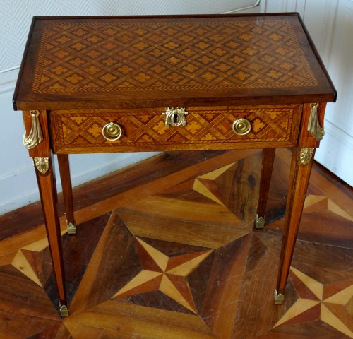 XVIIIe siècle - Table de salon Louis XVI en marqueterie à la Reine