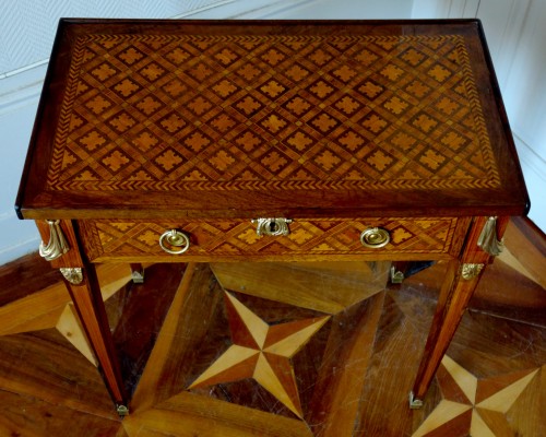 Table de salon Louis XVI en marqueterie à la Reine - Louis XVI