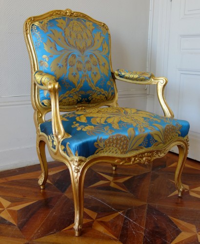 Mobilier de salon en bois doré sur le modèle du salon Pompadour à l'Elysée - 