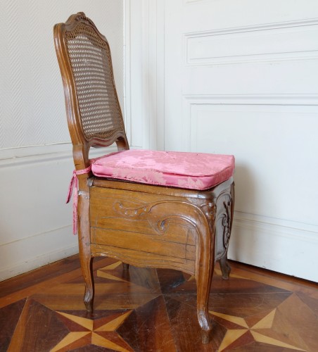 Chaise percée de Compiègne, estampille de Henri Amand époque Louis XV - GSLR Antiques