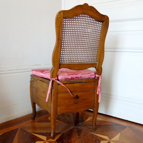Chaise percée de Compiègne, estampille de Henri Amand époque Louis XV - Louis XV