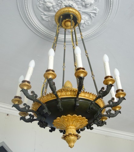 Grand lustre à l'antique en bronze circa 1820-1830 - Luminaires Style Restauration - Charles X