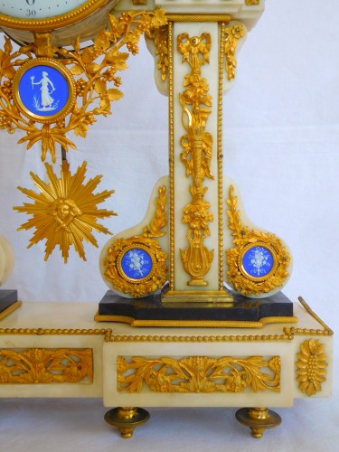 Pendule portique Louis XVI à plaques de Wedgwood - GSLR Antiques