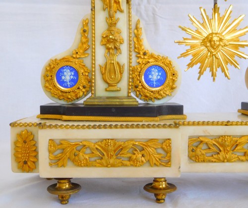 18th century - Louis XVI portico clock with Wedgwood plates