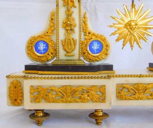 XVIIIe siècle - Pendule portique Louis XVI à plaques de Wedgwood