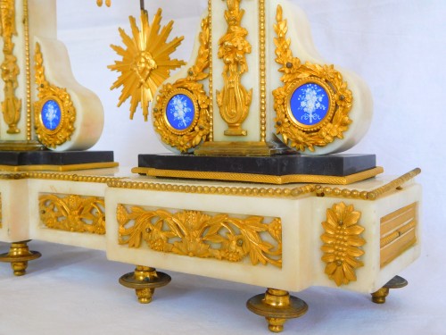 Louis XVI portico clock with Wedgwood plates - Louis XVI