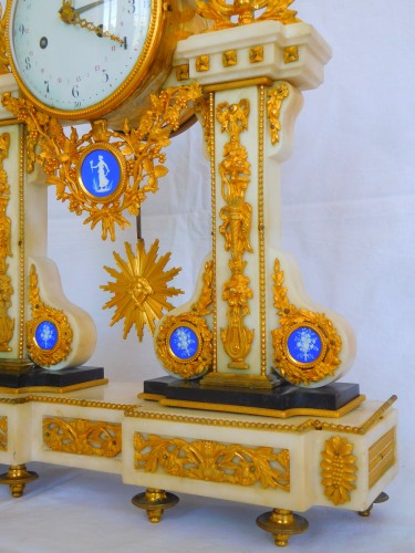 Louis XVI - Louis XVI portico clock with Wedgwood plates