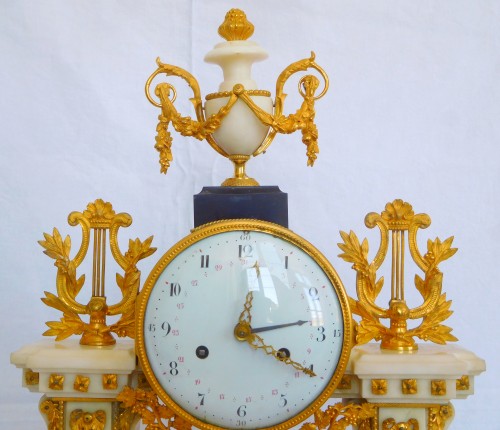 Antiquités - Louis XVI portico clock with Wedgwood plates