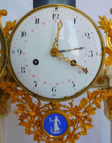 Antiquités - Louis XVI portico clock with Wedgwood plates