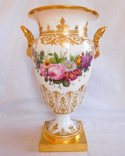 Grand vase cratère en porcelaine polychrome et or d'époque Charles X - Céramiques, Porcelaines Style Restauration - Charles X