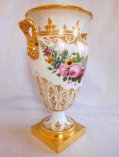 Céramiques, Porcelaines  - Grand vase cratère en porcelaine polychrome et or d'époque Charles X