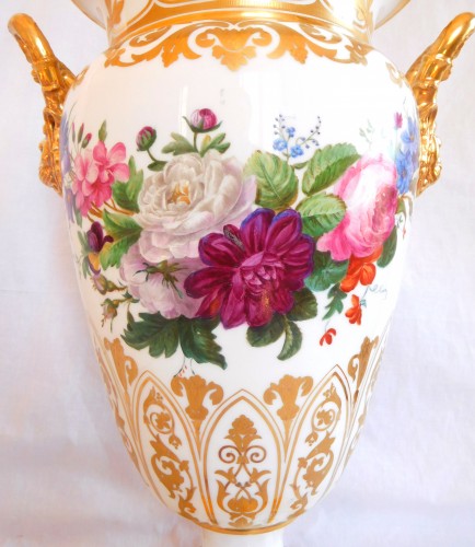 XIXe siècle - Grand vase cratère en porcelaine polychrome et or d'époque Charles X