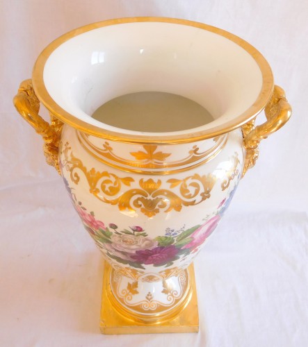 Antiquités - Grand vase cratère en porcelaine polychrome et or d'époque Charles X