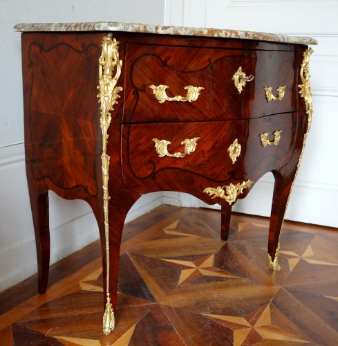 Mobilier Commode - Commode sauteuse Louis XV en bois de violette