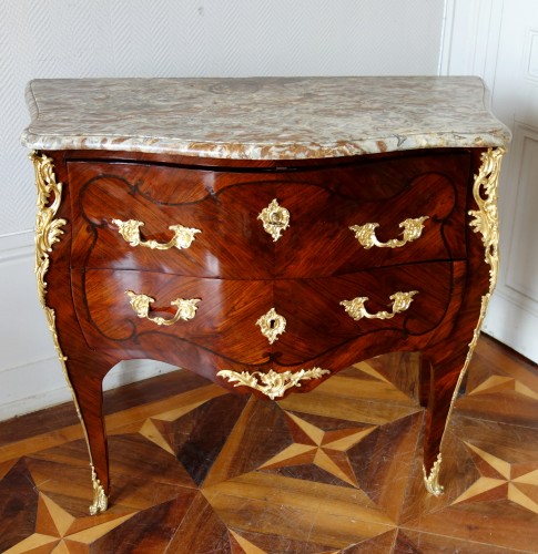 XVIIIe siècle - Commode sauteuse Louis XV en bois de violette