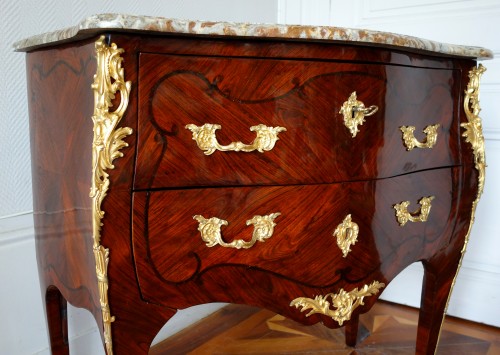 Louis XV - Commode sauteuse Louis XV en bois de violette