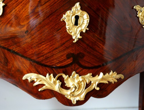 Antiquités - Commode sauteuse Louis XV en bois de violette