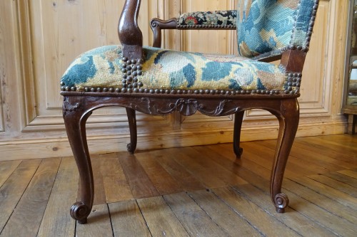 Antiquités - Pair of Regence period flat-back oak armchairs