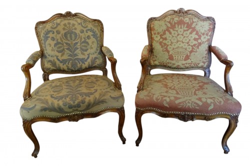 Paire de fauteuils à la Reine Louis XV estampillés D. Lheureux