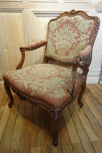 XVIIIe siècle - Paire de fauteuils à la Reine Louis XV estampillés D. Lheureux